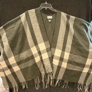 Universal Threads Women’s Green/Cream Poncho Cape Poly/Rayon w/Fringe; OSFM